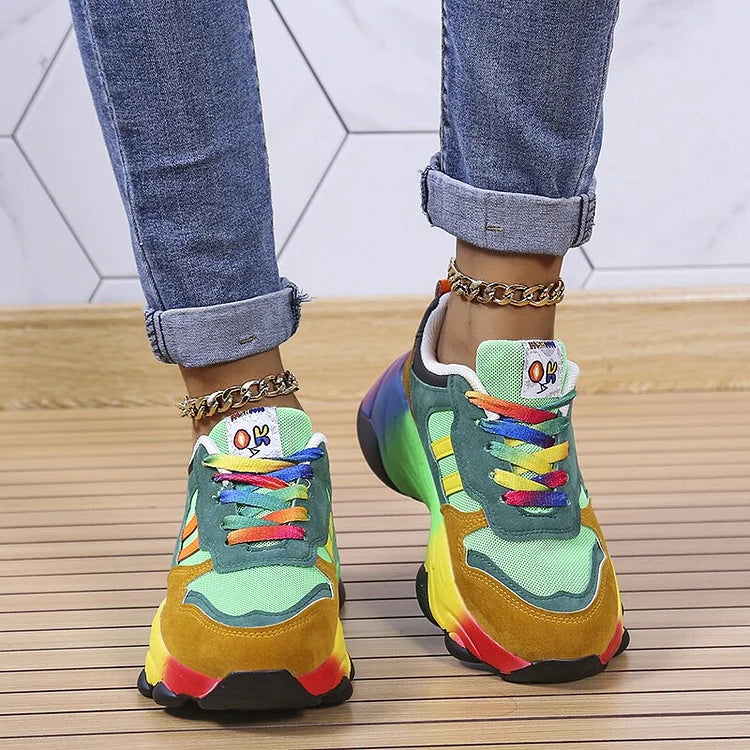 Isolina Sneaker in Grün, getragen auf Holzboden