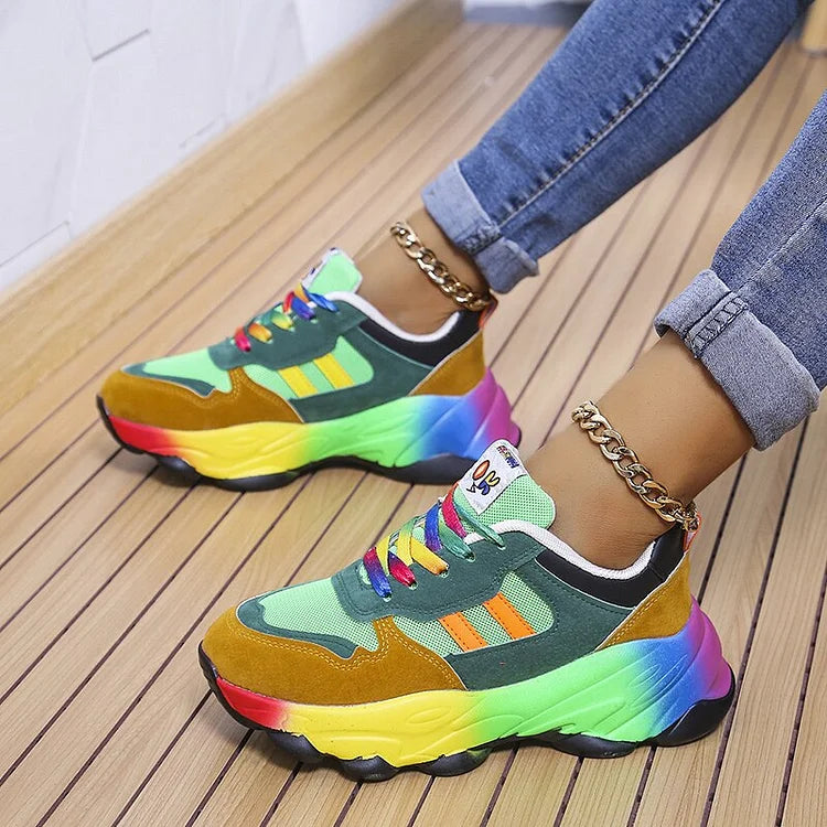 Isolina Regenbogen-Sneaker in Grün, seitlich getragen