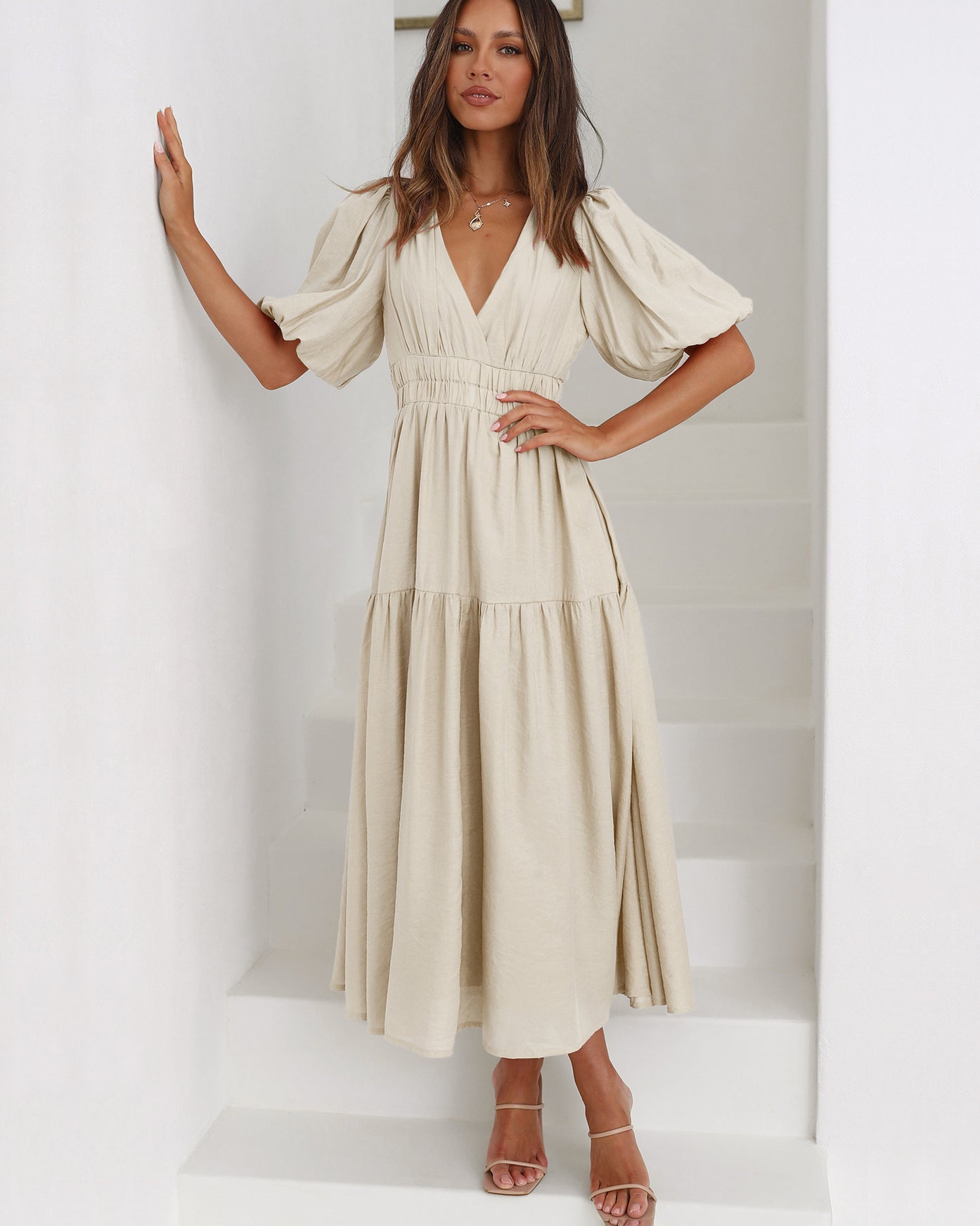Elia- Kleid mit V-Ausschnitt und Puffärmeln