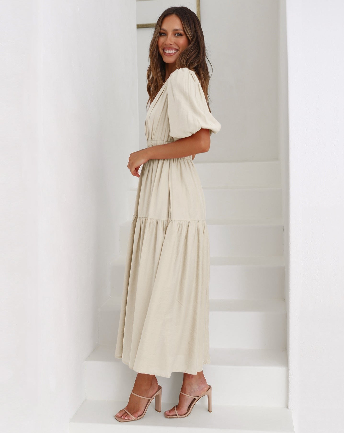 Elia- Kleid mit V-Ausschnitt und Puffärmeln