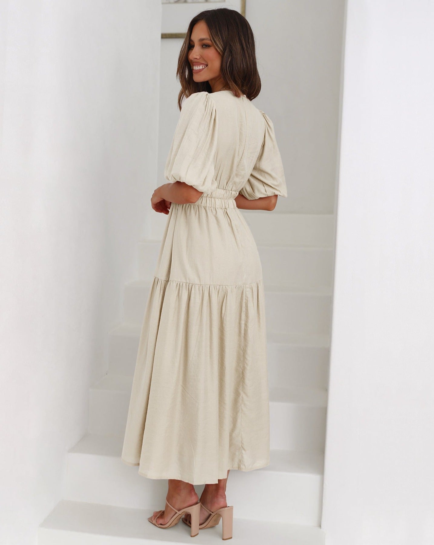 Elia- Kleid mit V-Ausschnitt und Puffärmeln