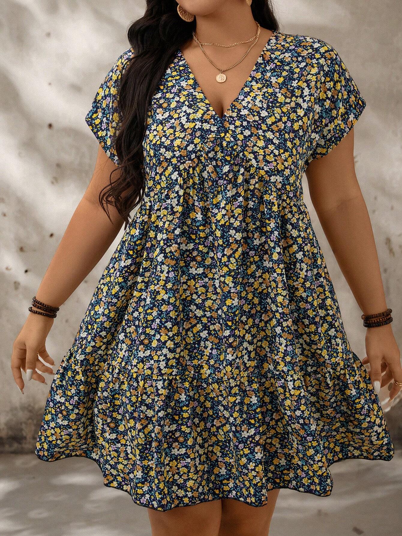Florales | Kleid mit V-Ausschnitt und kurzen Ärmeln in Übergröße