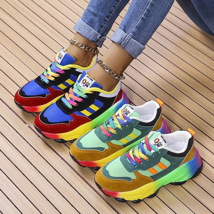 Isolina Sneaker in Blau und Grün nebeneinander auf Holzboden
