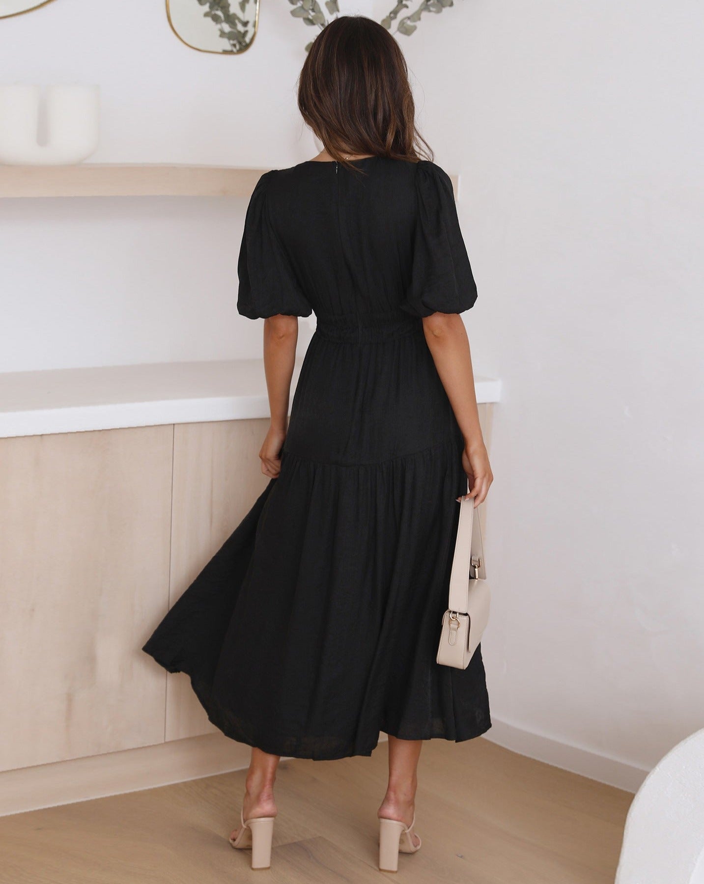 Elia- Kleid mit V-Ausschnitt und Puffärmeln