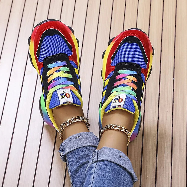 Isolina Sneaker in Blau von oben mit Regenbogen-Schnürsenkeln