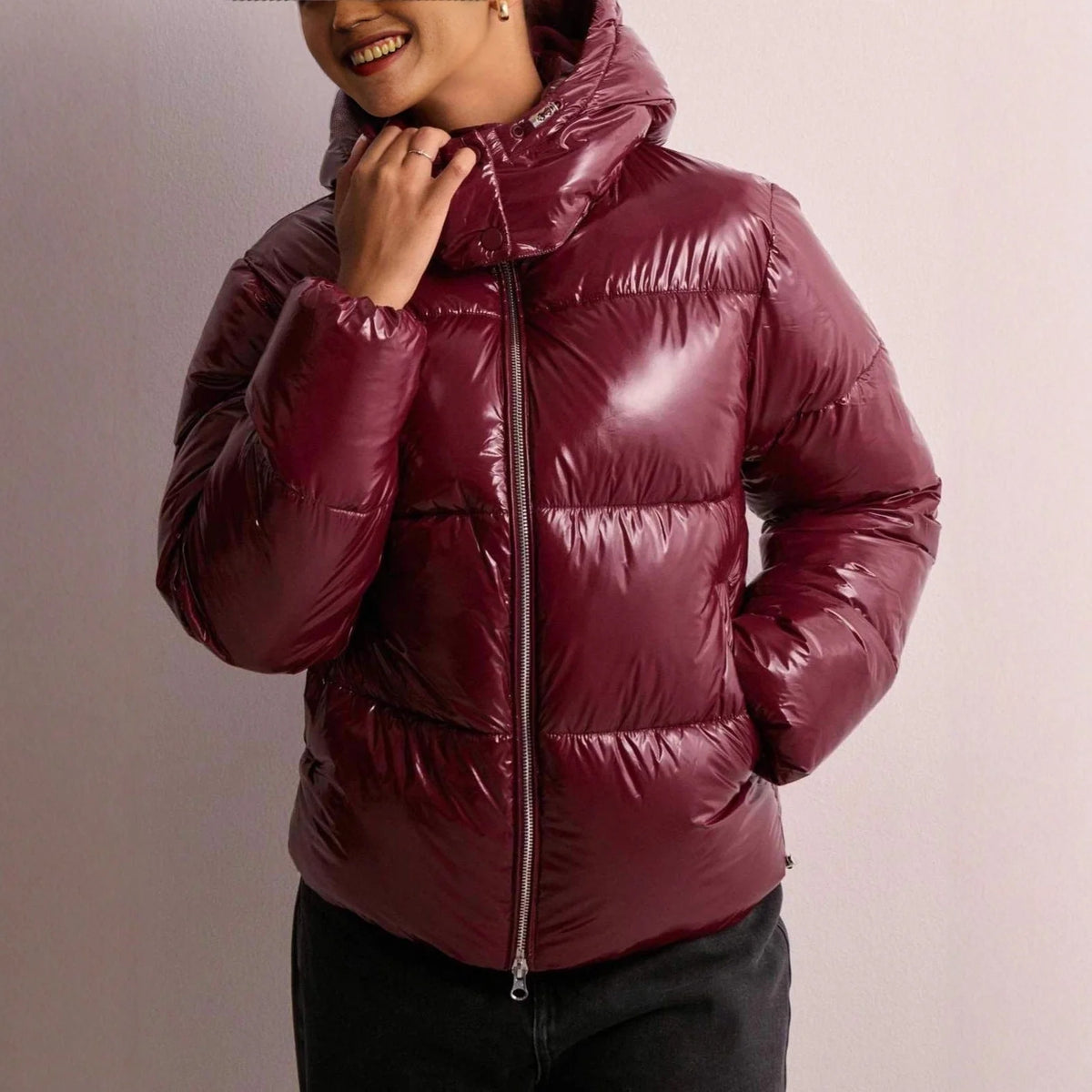 Damen-Steppjacke in Weinrot mit hochgeschlossenem Kragen