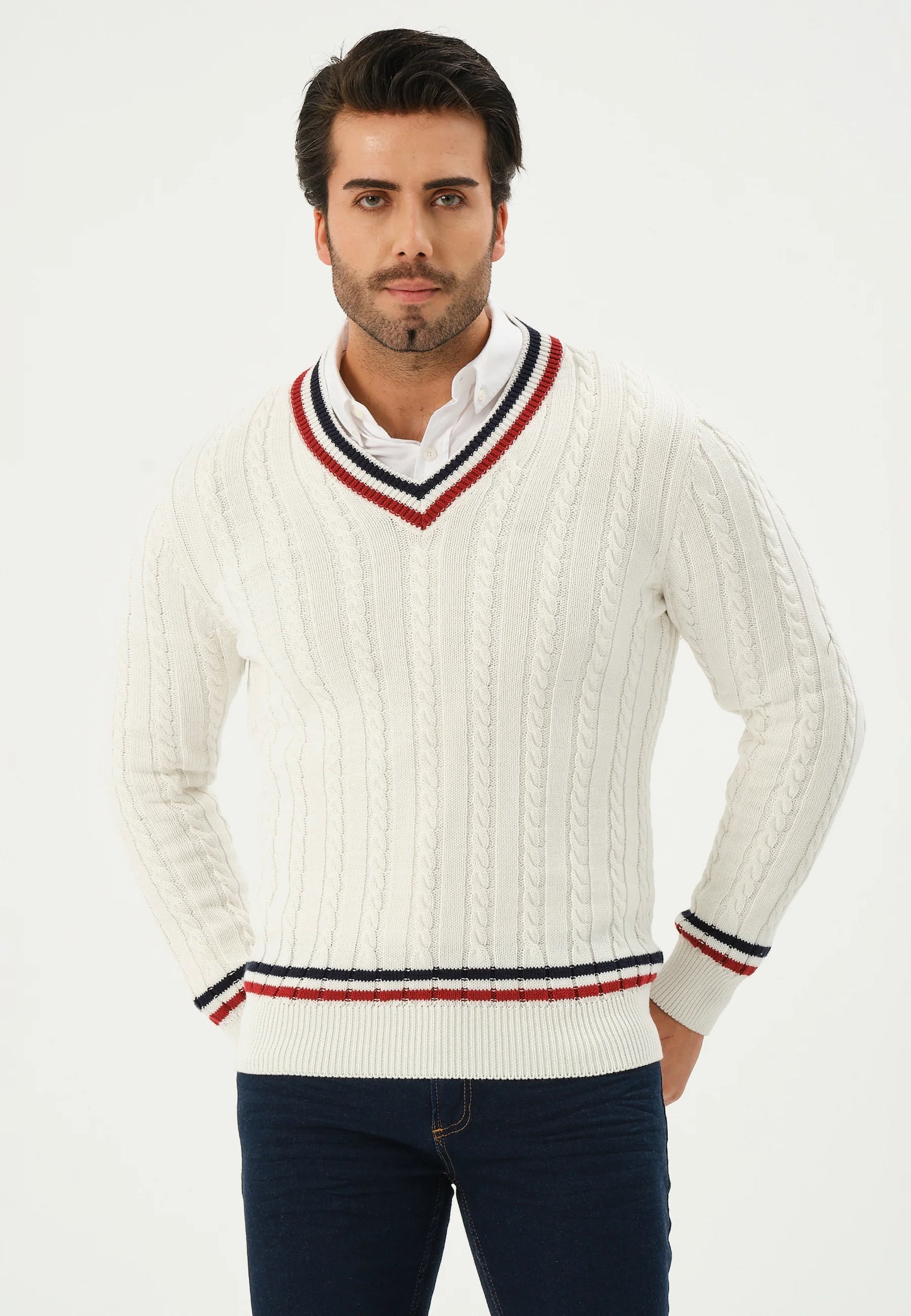Kace | Maglione a righe bianco con scollatura a V lavorato a maglia