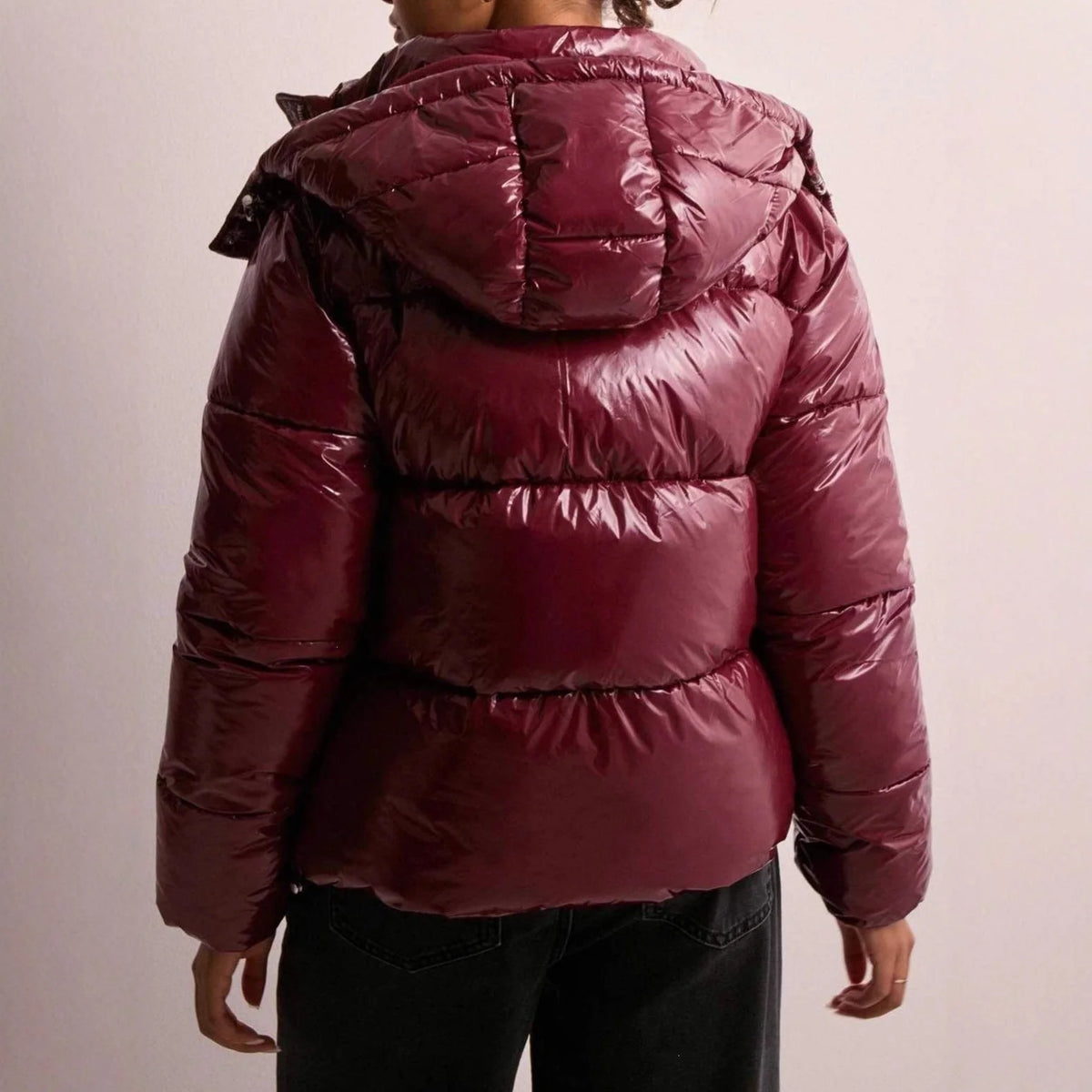 Damen-Steppjacke in Weinrot von hinten mit Kapuze