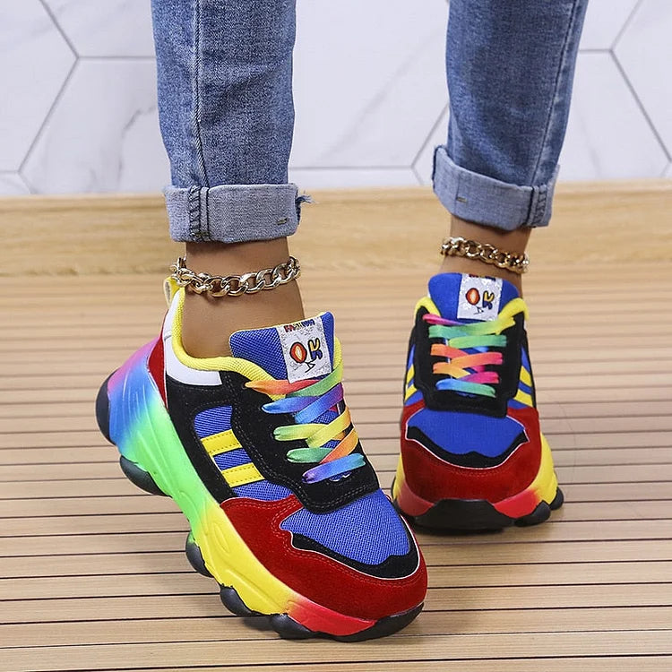 Isolina Regenbogen-Sneaker in Blau, getragen mit Jeans
