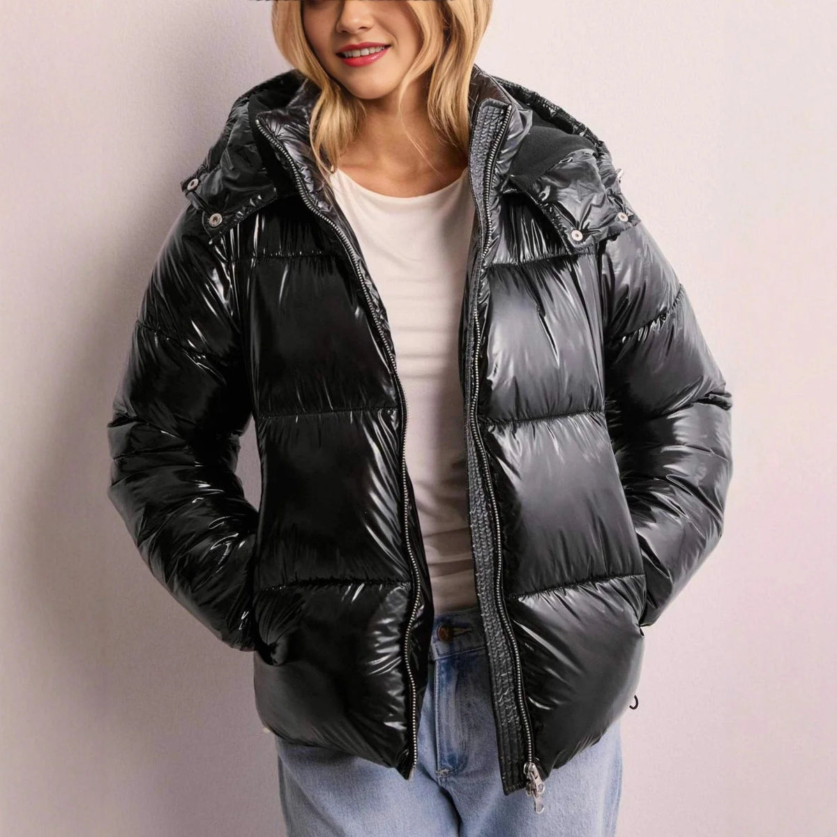 Damen-Steppjacke in Schwarz, offen getragen
