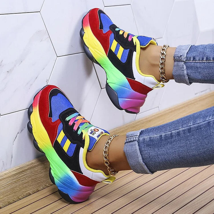Isolina Sneaker in Blau mit Regenbogen-Plateausohle, Seitenansicht