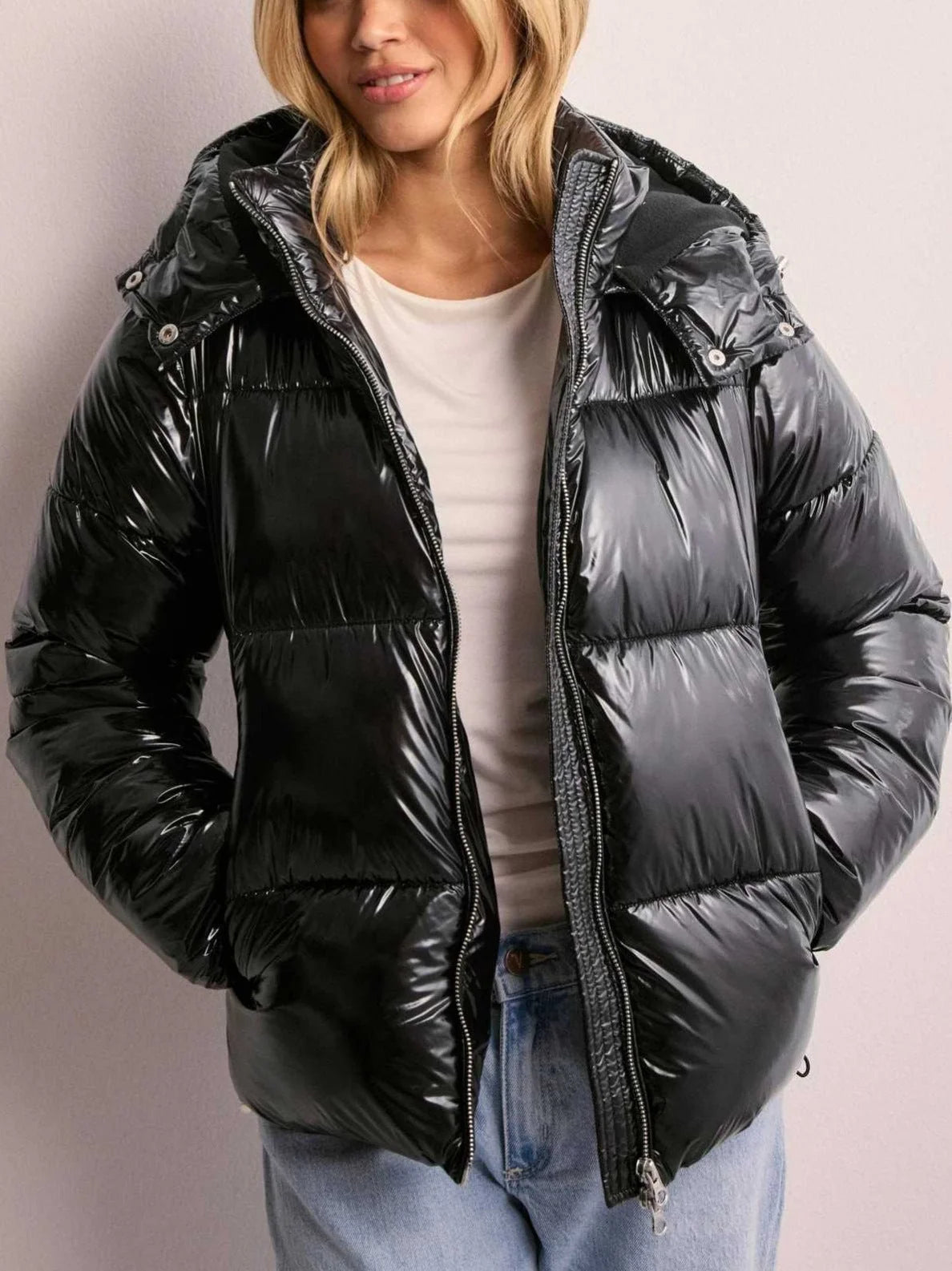 Damen-Steppjacke in Schwarz mit Kapuze