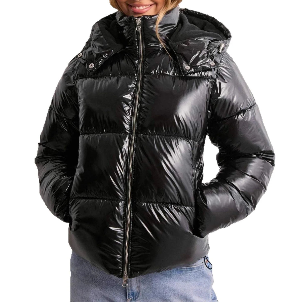 Damen-Steppjacke in Schwarz mit Kapuze, Hände in den Taschen
